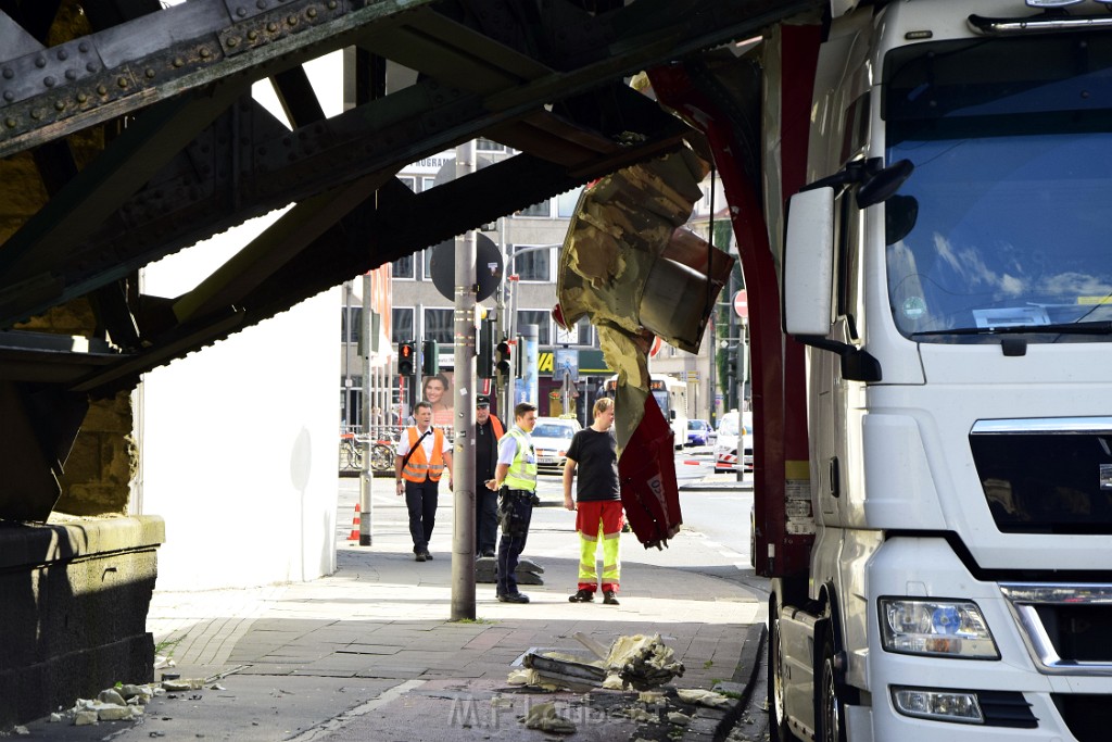 LKW blieb unter Bruecke haengen Koeln Deutz Opladenerstr Deutz Muelheimerstr P017.JPG - Miklos Laubert